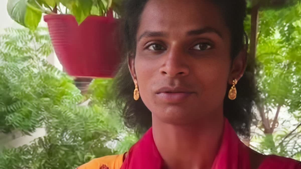 மகனை மகளாக அரவணைத்துக் கொண்ட தாயின் கருணை உள்ளம்!