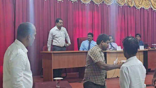 கதிரையால் கலவரம்!  சண்டிலிப்பாய் பிரதேச செயலகத்தில் தொடரும் குழப்பம் !!