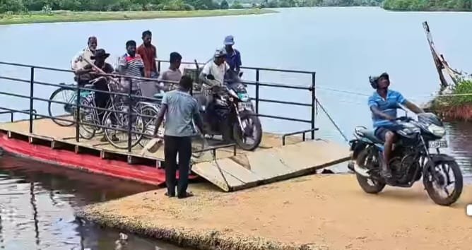 ஆபத்துமிக்க வெருகல் - புன்னையடி இழுவைப் படகு சேவை