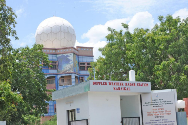 புதுச்சேரி கடலோர பகுதிகளுக்கு இணையாக வடதிசையில் நகர்ந்து  வலுவிழக்கும்  டிட்வா புயல்!