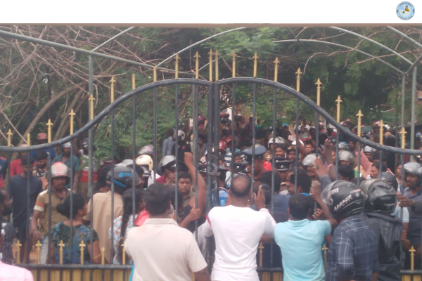 நிவாரணங்களை வழங்க கோரி வெருகல் பிரதேச செயலகம் மக்களால் முற்றுகை!