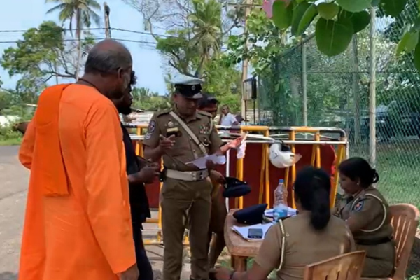 விகாரைக்கு எதிராக ஆர்ப்பாட்டம் நடத்திய தமிழர்களின் விபரங்களை பதிவு செய்த பொலிஸார்!