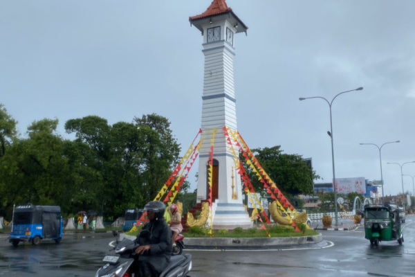 மாவீரர் நினைவேந்தல்:  மட்டக்களப்பு நகரில் சிவப்பு மஞ்சல் கொடிகளினால் அலங்கரிக்கப்பட்டுள்ளது.