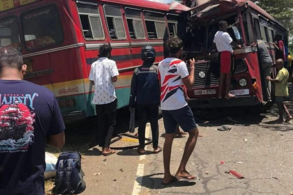 அரச பேருந்துகள் நேருக்குநேர் மோதியதில் 4 பேர் உயிரிழப்பு!