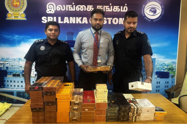 இரு சீன பெண்கள்  38,000 சட்டவிரோத சிகரட்டுகளுடன்  கைது!