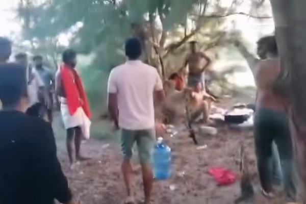 யாழ்ப்பாணத்தில் போதையில் பொலிஸார் சுற்றுலாவிகள் மீது  தாக்குதல்!