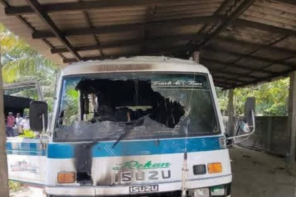 யாழ்ப்பாணத்தில் வன்முறை கும்பல் வெறியாட்டம் , 5 வீடுகள் மீது அடுத்தடுத்து  தொடர் தாக்குதல் - 4 பேர் சிக்கினர்..!