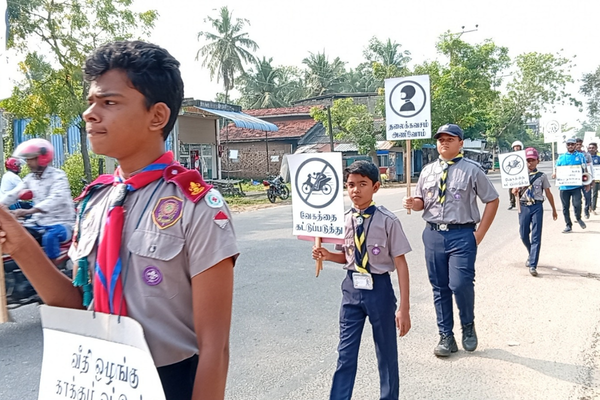வீதி ஒழுங்கு இயக்கம் ஏற்பாட்டில் வீதி ஒழுங்குகளை வலியுறுத்தி பேரணி!