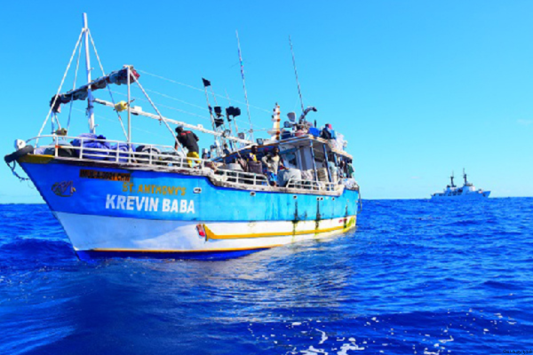 சர்வதேச கடல் எல்லையில்  இலங்கை கடற்றொழிலாளர்கள்  மீது இந்திய கடற்படையினர்  தாக்குதல்