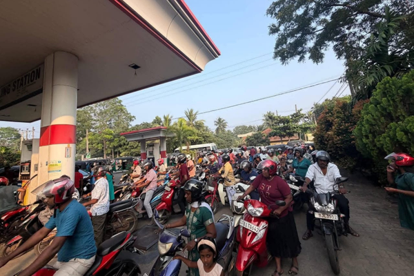 ஈரான் இஸ்ரேல்  யுத்தத்தால் யாழில் எரிபொருளுக்கு அலைமோதும் மக்கள்!