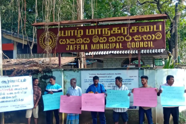 யாழ். மாநகர சபைக்கு எதிராக அப்பிள் வியாபாரிகள்போராட்டம்!