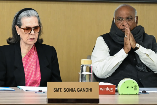 ஈரான் மீது கொடூர தாக்குதல்: ‘மோடியின் மெளனம்’ எதை சுட்டிக்காட்டுகிறது? சோனியா காந்தி கேள்வி!