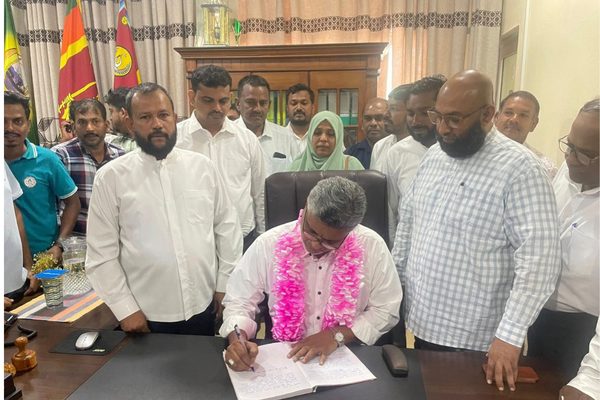 நிந்தவூர் பிரதேச சபையின் புதிய  தவிசாளராக சட்டத்தரணி   றியாஸ் ஆதம்!