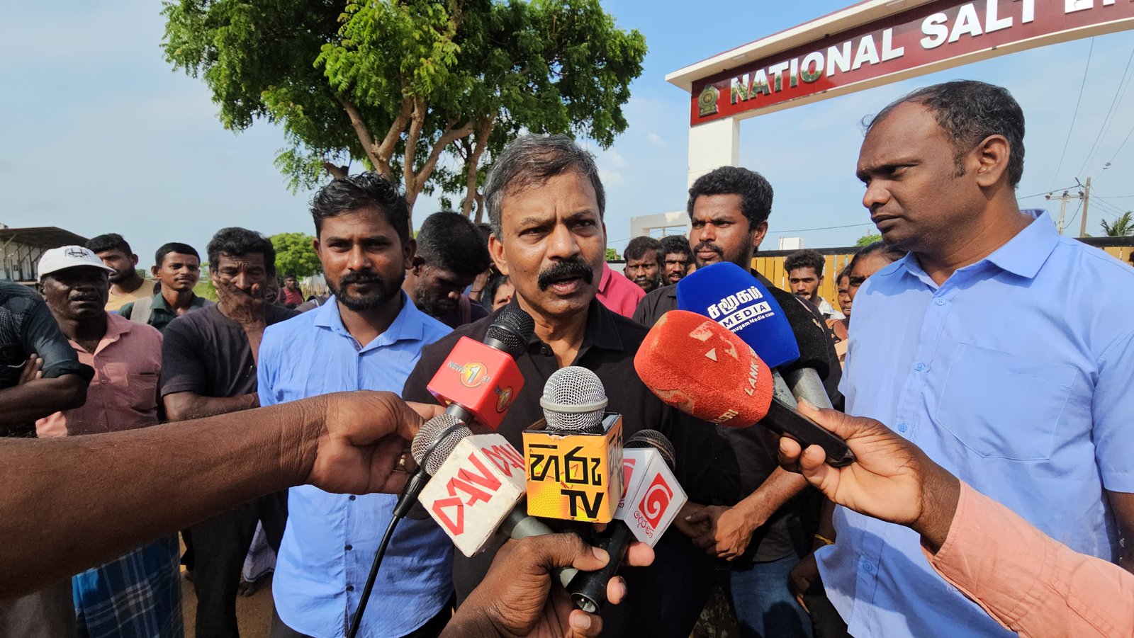 ஆனையிறவு உப்பள ஊழியர்கள் பல்வேறு பிரச்சினைகளை சுட்டிக்காட்டி போராட்டம்!