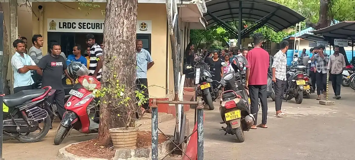 யாழ் . போதனா வைத்தியசாலை பாதுகாப்பு உத்தியோகஸ்தர்கள் பணிப்புறக்கணிப்பில்…