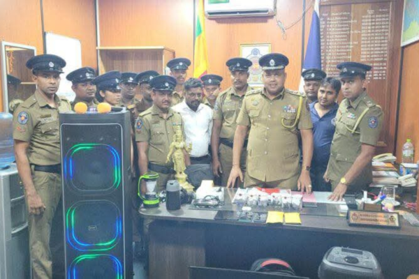 கிளிநொச்சி மாவட்டத்தில்  பல்வேறு பகுதிகளில் நகை மற்றும் ஏனைய பொருட்களை தொடர்ச்சியாக திருடி வந்த கணவன் மற்றும் மனைவி கைது!