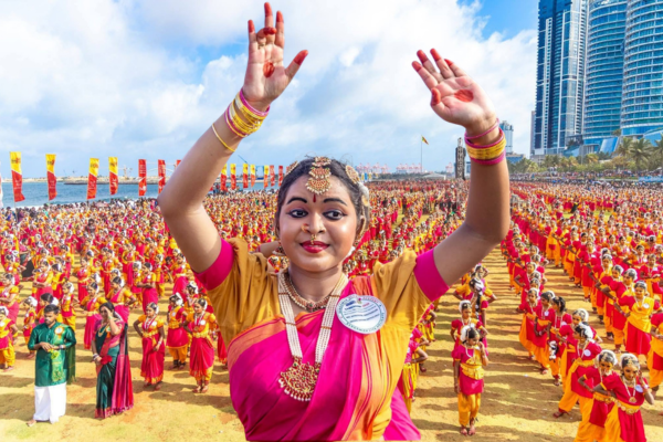 கொழும்பு காலி முகத்திடலில்  5,000 கலைஞர்கள் பங்கேற்ற  பரதநாட்டிய நிகழ்வு அரங்கேறியது.