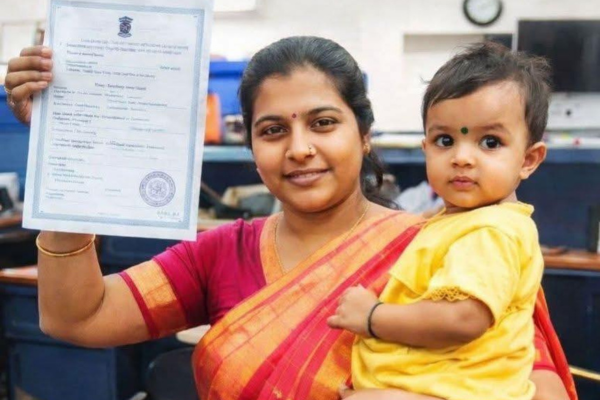 தந்தையுடைய பெயர் அல்லது முதலெழுத்து இனிஷியல்சேர்க்க வேண்டிய கட்டாயமில்லை - ஒரு வரலாற்று சிறப்புமிக்க தீர்ப்பு!