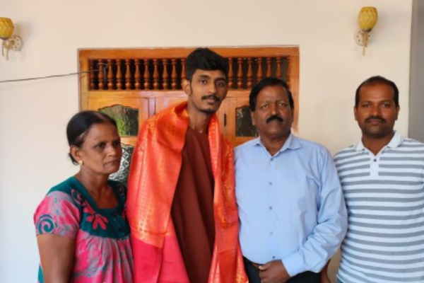 முல்லைத்தீவு மாவட்டத்தில் க.பொ.த.உயர்தரப்பரீட்சையில் சாதித்த மாணவர்களை நேரில் சென்று மதிப்பளித் ரவிகரன் எம்.பி!