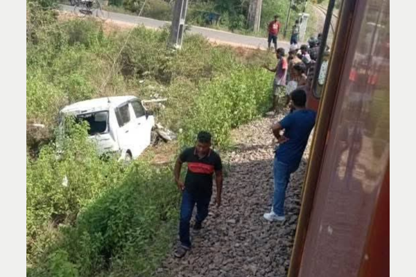 முருகண்டியில் புகையிரதம் மோதி விபத்துக்குள்ளானதில் காரில் இருந்த தம்பதியினர் காயம்!