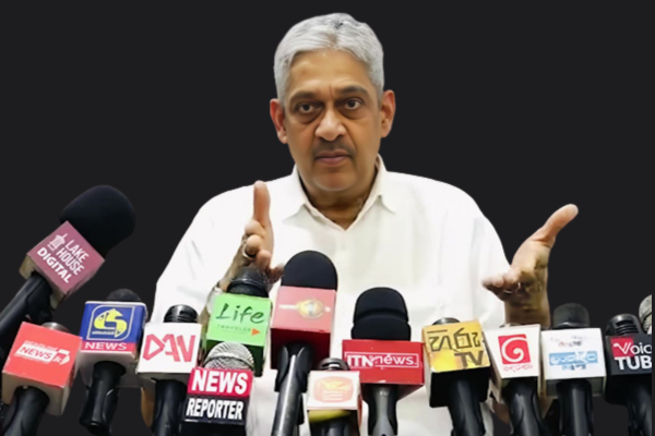 மதுப்போத்தல்,சோற்றுப் பார்சல், சிலஆயிரம் ரூபாய் பணத்திற்கும் சமூக ஊடகங்கள் வாயிலாக வதந்திகளைப் பரப்பி, ராஜபக்ஷக்களுக்கு முட்டுக்கொடுக்கும் நபர்கள் - பொன்சேக்கா