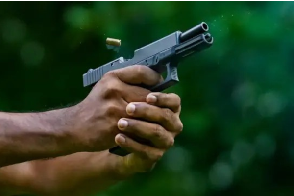 துப்பாக்கியால் சுட்டுக் கொல்லப்பட்ட இளைஞனின் பெற்றோருக்கு பொலிஸார் அச்சுறுத்தல்!