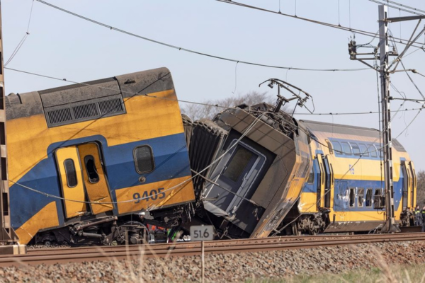 டென்மார்க்கில் இரு தொடருந்துகள் நேருக்கு நேர் மோதி விபத்து!