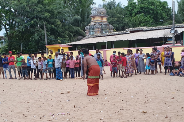 பாரம்பரிய போர் தேங்காய் அடிக்கும் நிகழ்வு!