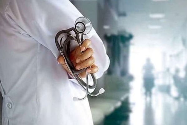 திருகோணமலை மாவட்ட பொது வைத்தியசாலையின் இரு வைத்தியர்களை பணி இடைநீக்கம்!